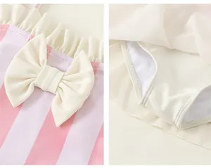 Détail du maillot de bain rayé rose pour fille avec nœud et finitions de couture soignées