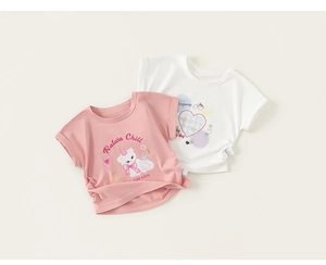 Détail de t-shirts en coton rose et blanc avec chat de dessin animé et motifs de cœur