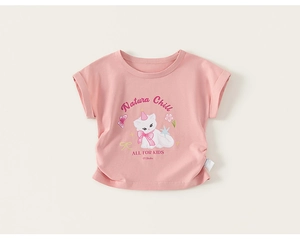 Détail d'un t-shirt rose en coton pour fille avec un chat mignon et imprimé floral