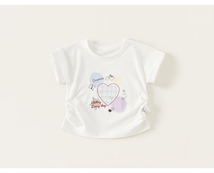 Détail d'un T-shirt blanc fille avec imprimé cœur à carreaux et motifs colorés