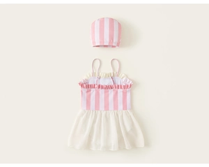 Détail d'un ensemble maillot de bain rayé rose pour fille avec jupe en tulle et bonnet