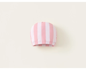 Détail du bonnet de bain à rayures roses et blanches en tissu élastique à séchage rapide