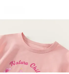 Détail du t-shirt rose pour fille avec col rond côtelé et imprimé papillon Natura