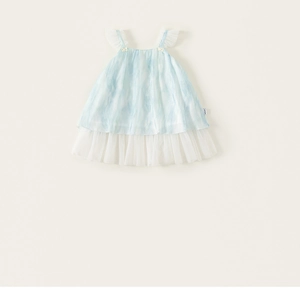 Détail d'une robe de fée bleue avec tulle blanc et nœuds délicats sur les épaules