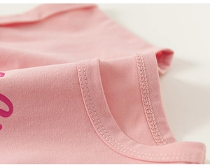 Détail macro du col d'un t-shirt rose montrant des coutures soignées et une broderie