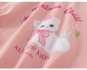 Détail du t-shirt rose pour fille montrant l'imprimé chat et la texture du tricot de coton