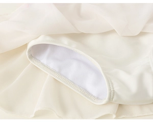 Détail du tissu en mousseline blanche douce et de la doublure en maille élastique