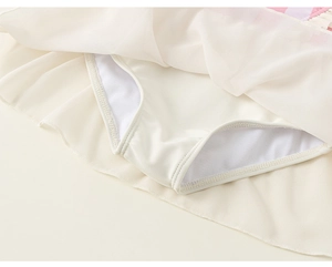 Détail du maillot de bain rayé pour fille avec jupe à volants et doublure de sécurité