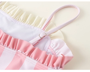Détail du maillot de bain rayé rose et blanc pour fille avec volants et bretelles