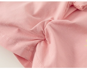 Vue détaillée du tissu en coton rose doux avec une finition de couture à double aiguille