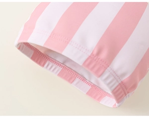 Détail du tissu élastique à rayures roses et blanches avec coutures plates professionnelles