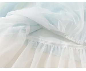 Détail d'une jupe en tulle à plusieurs couches bicolore avec coutures précises et bords ondulés