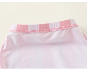 Gros plan détaillé du tissu à carreaux rose et blanc du maillot avec couture double de qualité