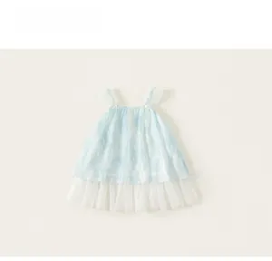 Détail du tissu à imprimé marbre bleu clair et couches de tulle blanc sur la robe