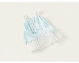 Détail de la robe d'été bleu clair avec bretelles en dentelle et ourlet en tulle