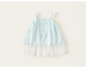 Détail de robe d'été bleu tie-dye avec volants en tulle et fermeture éclair discrète