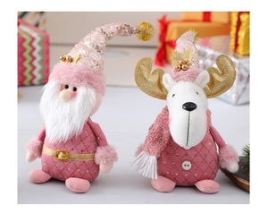 Vista dettagliata dei peluche natalizi rosa con Babbo Natale e renna e paillettes dorate