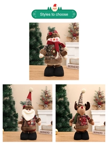 Detailansichten von Weihnachtsfiguren in rot-grünem Karostoff mit warmer Festtagsdeko