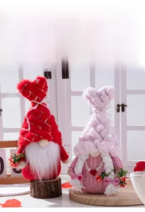 Détail de gnomes en peluche rouge et rose avec bonnets à paillettes et fleurs décoratives