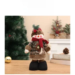 Detail einer Weihnachts-Schneemann-Plüschpuppe mit Karomuster in einer festlichen Kulisse