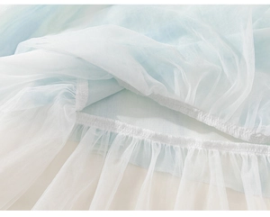 Détail du tissu en maille bleu clair avec coutures plissées fines pour robe de fille