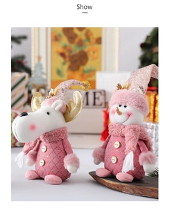 Dettaglio dei peluche di renna e pupazzo di neve rosa con cappelli di paillettes scintillanti