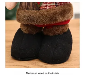 Detail der Weihnachtsfigur-Basis mit verdickter Holzplatte, schwarzen Filzschuhen und Pelz