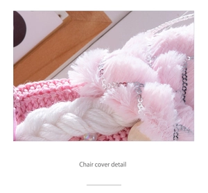 Détail de la housse de chaise en tricot rose avec pompons doux et décoration de paillettes