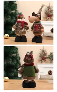 Details von karierten Weihnachts-Schneemann- und Rentierpuppen von der Seite und hinten