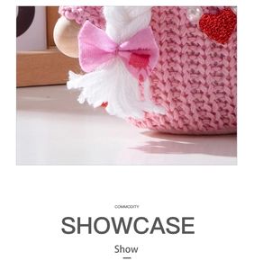 Détail d'une peluche de Saint-Valentin en tricot rose avec barbe et cœur scintillant