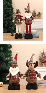 Detail von Weihnachts-Plüschfiguren mit rot-grünem Karomuster und langen Beinen