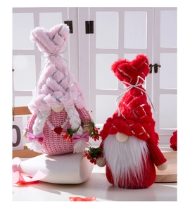 Détail de gnomes de Saint-Valentin avec chapeaux à paillettes et corps en maille tressée