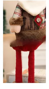 Detail der Weihnachts-Plüschpuppe mit ausziehbaren Beinen und rotem Karostoff