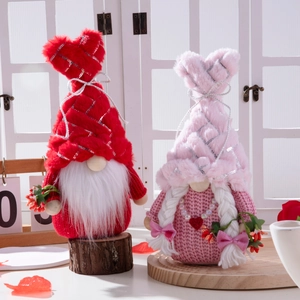 Charmant ensemble de gnomes de la Saint-Valentin en tricot rouge et rose sur bois