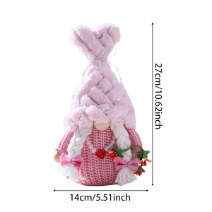 Gnome de la Saint-Valentin rose avec chapeau à carreaux argentés et collier de coeur