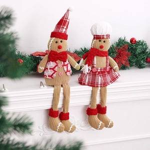 Détail de poupées en peluche bonhomme de pain d'épices sur une cheminée de Noël décorée