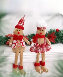Vue détaillée de peluches bonhomme de pain d'épices sur une cheminée de Noël décorée