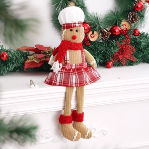 Détails de la poupée chef bonhomme de pain d'épices sur une cheminée de Noël décorée