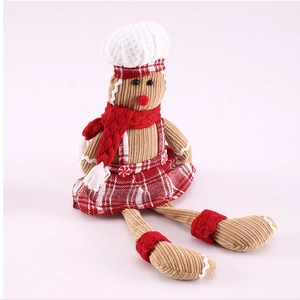 Détail de la poupée chef bonhomme de pain d'épices avec texture velours et écharpe rouge
