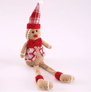 Détail d'un bonhomme en pain d'épices en peluche avec texture velours et chapeau