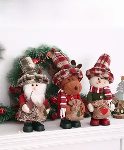 Detailansicht der handgefertigten Weihnachts-Plüschpuppen mit Weihnachtsmann und Rentier