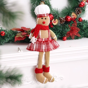 Poupée de chef en pain d'épices de Noël avec longues jambes sur cheminée décorative