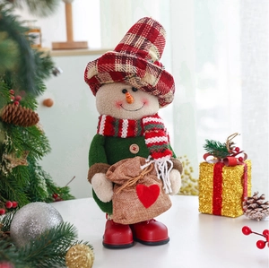 Detailansicht der flauschigen Weihnachts-Schneemann-Figur mit rotem Hut und Tasche