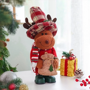 Detailansicht der Rentier-Weihnachtsfigur mit kariertem Hut und festlichem Geschenksack