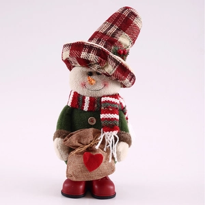 Vorderansicht einer Plüsch-Schneemann-Puppe mit kariertem Hut und Sackleinen-Geschenktüte