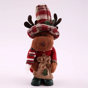 Detail der Weihnachts-Rentier-Plüschpuppe mit Karohut, Streifenschal und Geschenktüte
