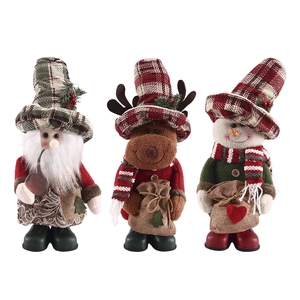 Drei Weihnachtsfiguren mit Weihnachtsmann, Rentier und Schneemann mit kleinen Geschenktüten