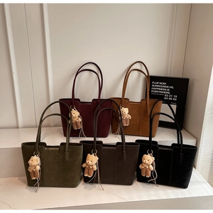 Série de sacs cabas minimalistes en cinq couleurs mates avec de mignons oursons