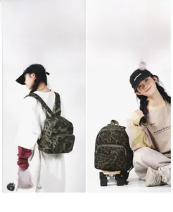 Dettaglio di mini zaini in stampe mimetico e leopardo con doppio scomparto con cerniera