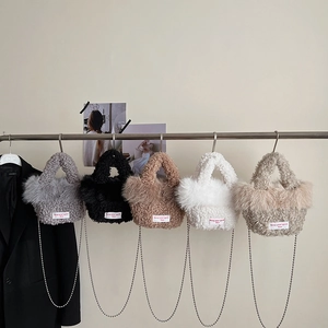 Vue détaillée de mini sacs seaux en fausse fourrure avec longues bandoulières chaînes